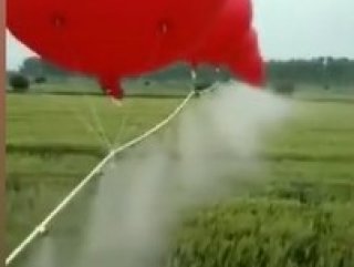 Çinli çiftçi balonla sulama sistemi kurdu