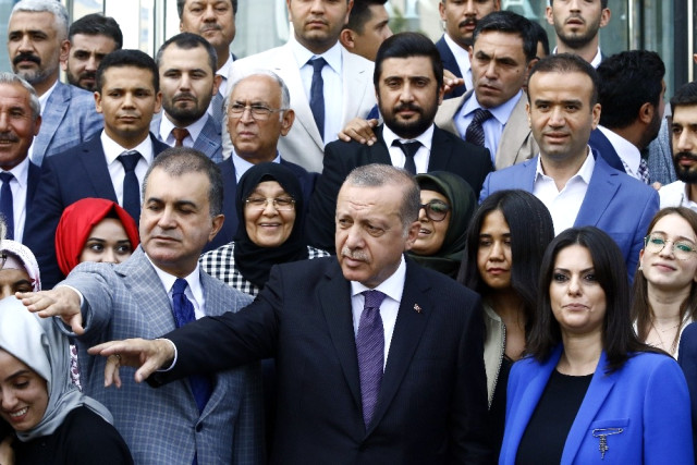 Cumhurbaşkanı Erdoğan, Adana Teşkilatı ile Fotoğraf Çektirdi