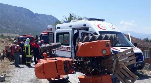 Denizli’de traktör devrildi: 1 ölü 2 yaralı