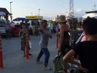 Dilenci bayan turiste saldırdı: Kocama baktın