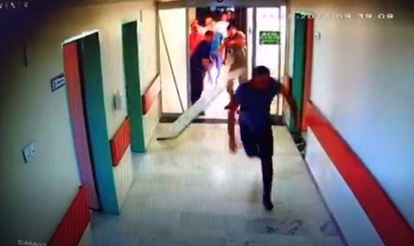 Elazığ'da yoğun bakım kapısını kırıp doktora saldırdılar