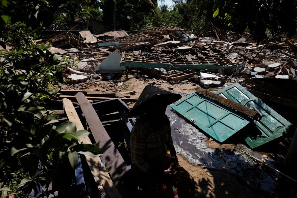 Endonezya bir depremle daha sarsıldı