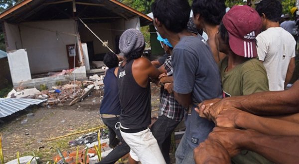 Endonezya'daki depremde 460 kişi hayatını kaybetti