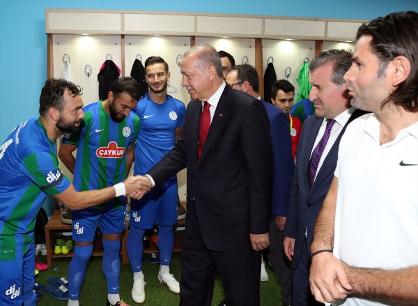 Erdoğan, Rizespor-Kasımpaşa maçını tribünden takip etti
