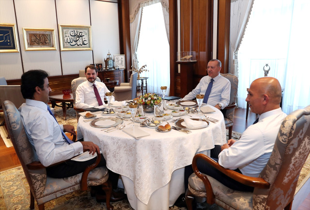Erdoğan ve Katar Şeyhi Yemekte Bir Araya Geldi! Masada Terörle Mücadele ve Ekonomi Var