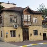 Evine girdikleri ihtiyar kadını dövüp soydular