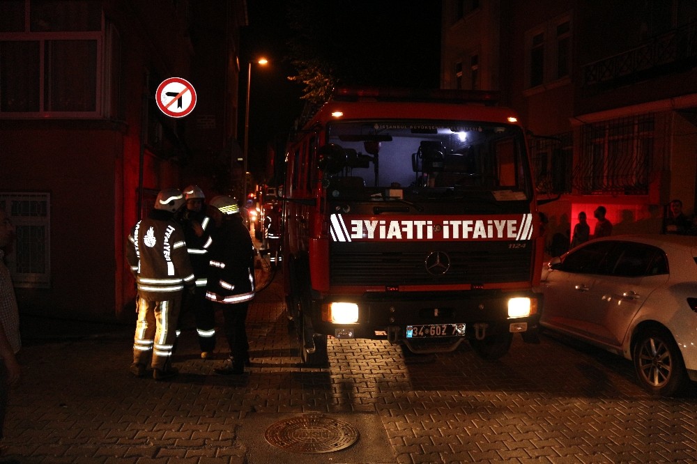 Fatih'te 4 katlı binada yangın
