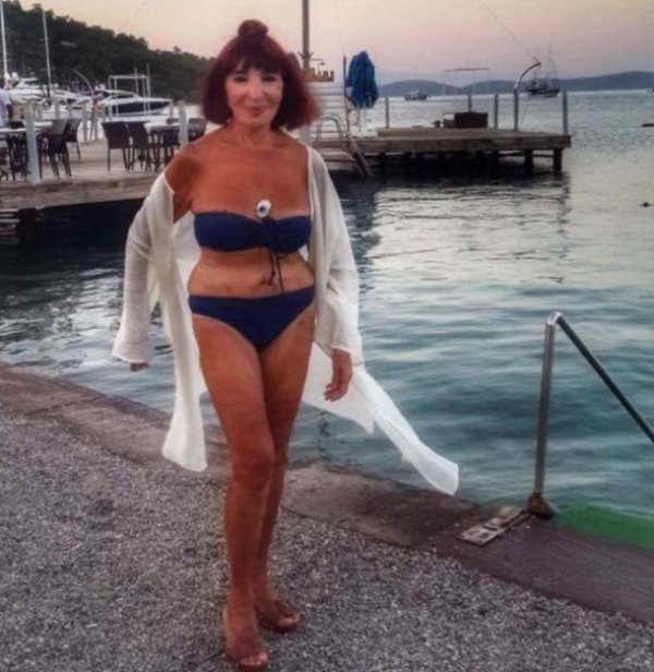 Gülriz Sururi'den 89'uncu yaşına özel bikinili poz