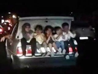 Hareket halindeki otomobilin bagajında 5 çocuk