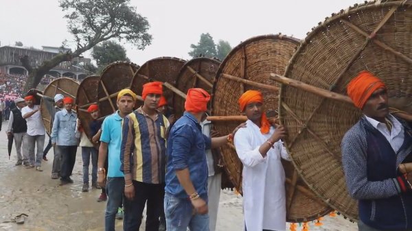 Hindistan'da taş atma festivali: 150 birey yaralandı