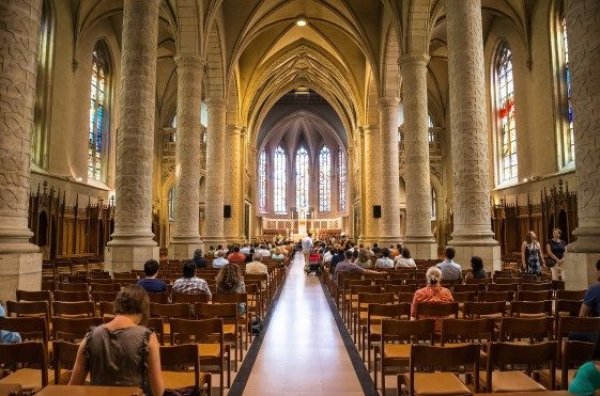 Hollanda'da kiliseler satılıyor