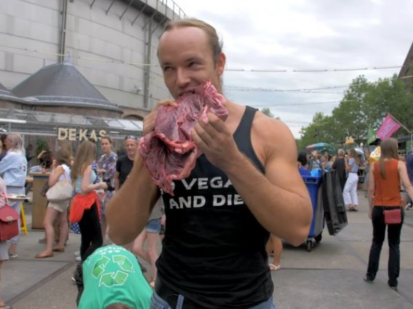 Hollandalı adam düzenlenen vegan festivalinde çiğ et yedi