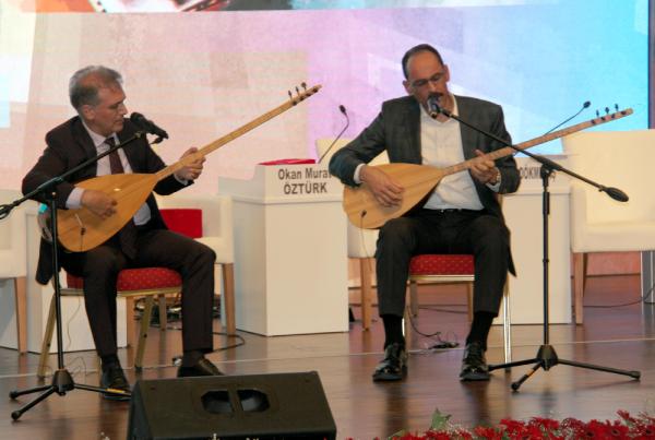 İbrahim Kalın, kültür ve sanat festivalinde türkü seslendirdi