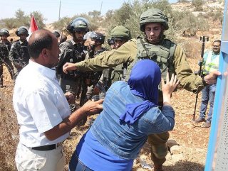İsrail askerleri ile köylüler arasında arbede çıktı