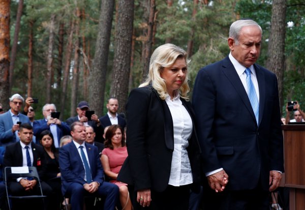 İsrail Başbakanı Netanyahu'nun eşi rüşvetten 'şüpheli'