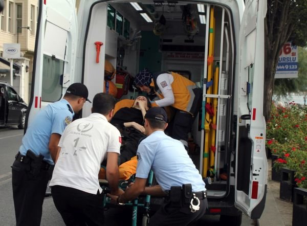 İstanbul'da genç kız boğulmaktan son anda kurtarıldı