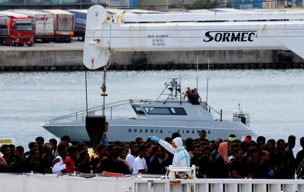 İtalya kıyılarında gemide bekleyen mülteciler biçare