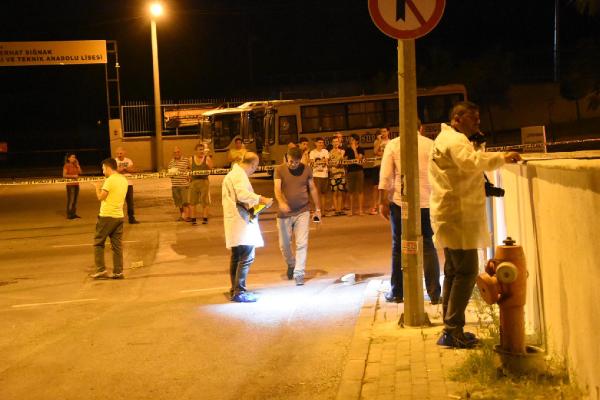İzmir'de sokağa ses bombası atan 3 birey yakalandı