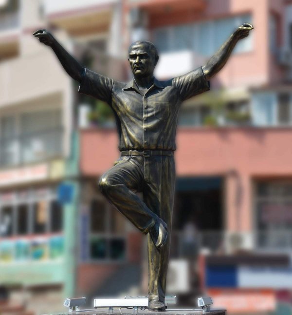 İzmir'e harmandalı oynayan Atatürk heykeli