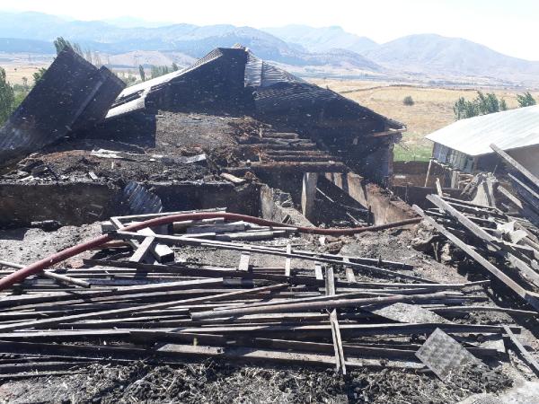 Kahramanmaraş'ta 3 ağıl ve 40 ton buğday yandı