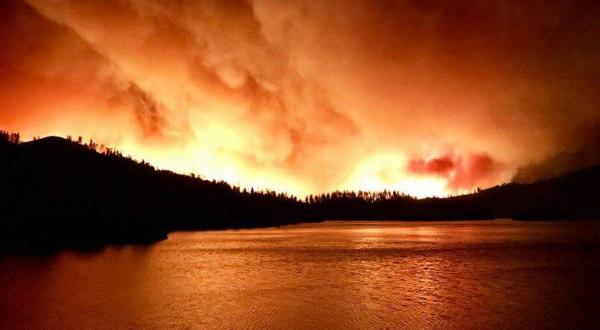 Kaliforniya’daki yangın Milli Parkı kapattırdı