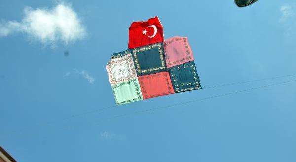 Karaman’da yazmalı Türk bayrağı indirildi