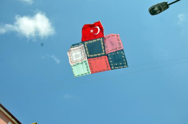 Karaman'da yazmalı Türk bayrağı indirildi