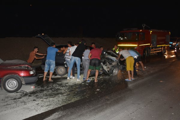 Kazada araçları yanan sürücüler olay yerinden kaçtı