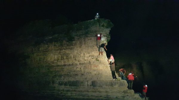 Kocaeli'de bir kişi çıktığı kayalıktan 2 satte kurtarıldı