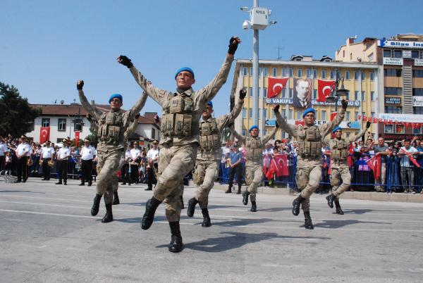 Komandolardan Zeybek gösterisi