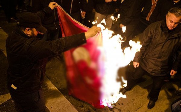 Kosova Cumhurbaşkanı Türk bayrağının yakılmasını kınadı