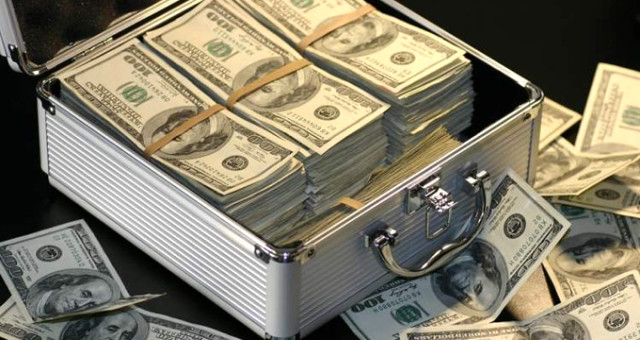 Maaş Diye Hesabına Yanlışlıkla 500 Bin Dolar Yatırılan Memur, Parayı İade Etti