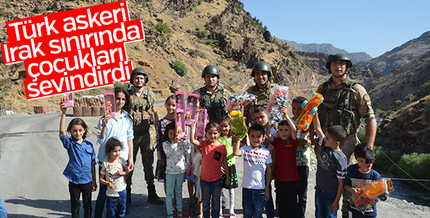 Mehmetçik Irak sınırında çocukları bayramladı