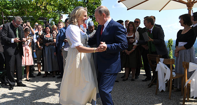 Putin, Avusturya Dışişleri Bakanı Kneissl ile dans etti