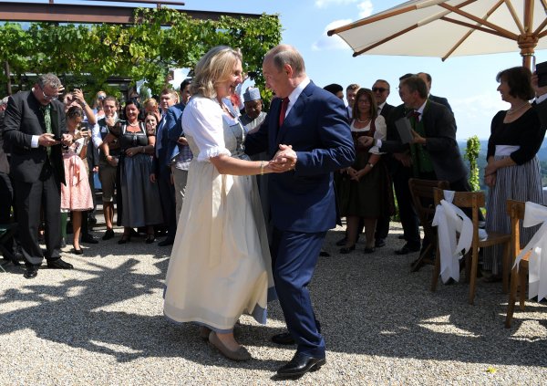 Putin'in Avusturya Dışişleri Bakanı ’yla dansı