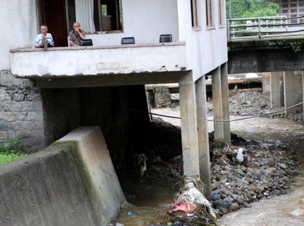 Rize'de akarsu yatağı üzerindeki yapılar