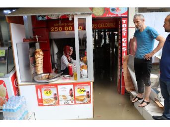 Rize ’de Şiddetli Yağış Sebebiyle Dükkanları Su Bastı
