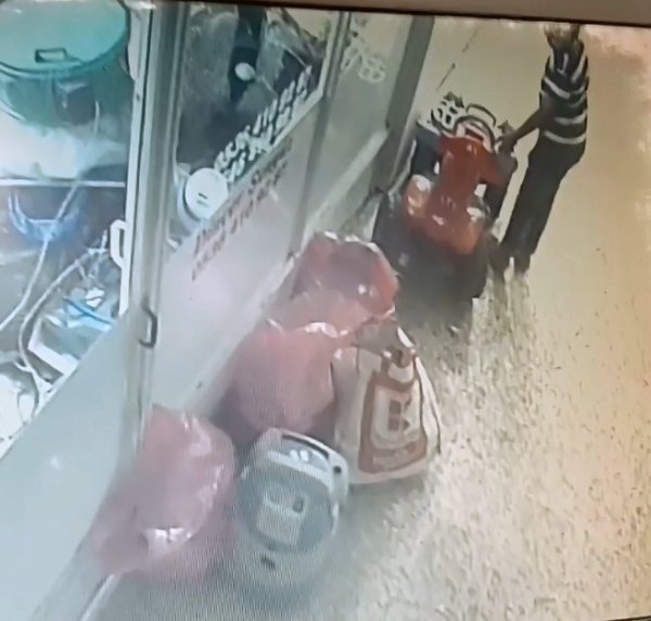 Sakarya'da akülü ATV işyeri önünden çalındı