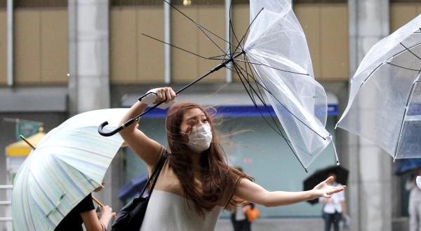 Sıcakların vurduğu Japonya’da derhal de tayfun alarmı