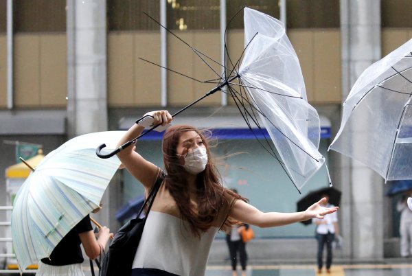 Sıcakların vurduğu Japonya'da derhal de tayfun alarmı