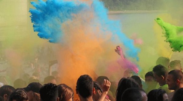 Sırbistan'da renk festivali