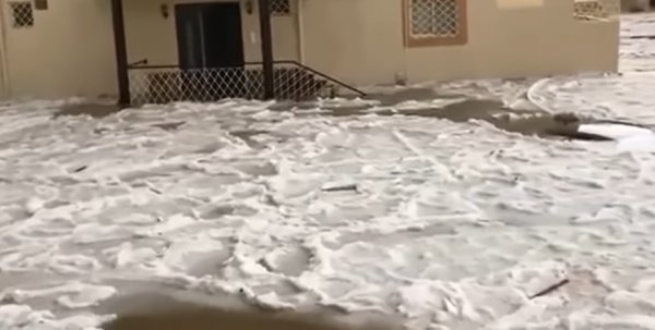 Suudi Arabistan ’a kar yağdı