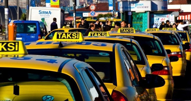 Taksicilerin Dolandırdığı Turistler Isyan Etti: 100 Lira Alıyorlar, 50 Lira Aldık Diyorlar