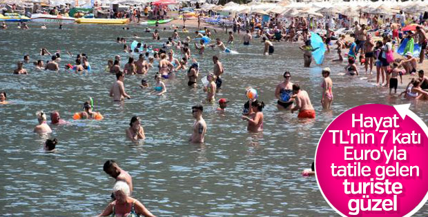 Tatilciler, Marmaris'te plaj ve havuzları doldurdu