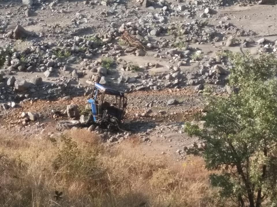 Traktör uçurumdan yuvarlandı: 1 ölü