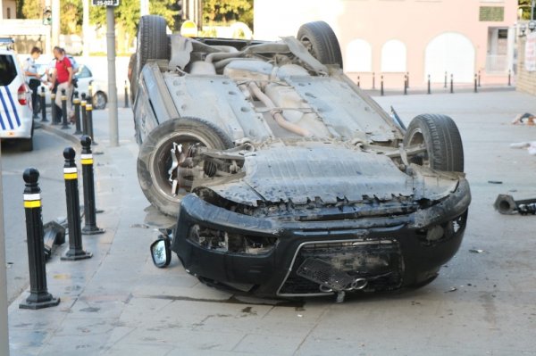 Üsküdar ’da otomobil takla attı: 2 zarar görmüş