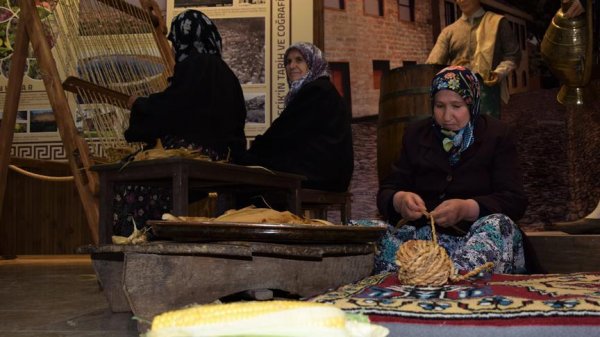 80'lik ninelerden müzede hasır örme dersi