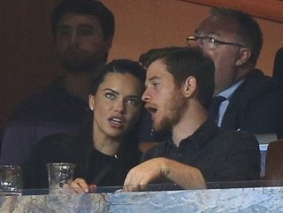 Adriana Lima ve Metin Hara birlikte maça gitti