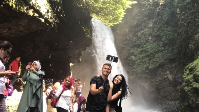 Karadeniz in En Yüksek Debili Şelalesine Turistler Akın Etti Rize haber
