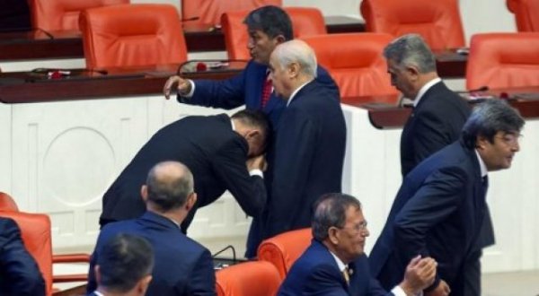 Akşener’den Bahçeli’nin elini öpen vekile çizik